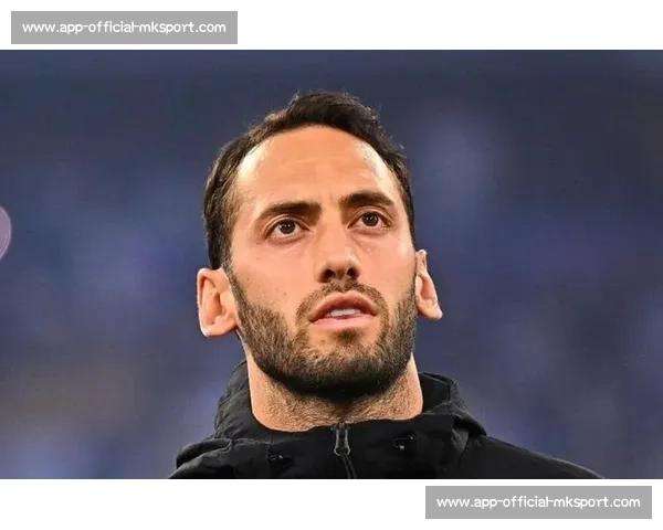 恰尔汗奥卢亲赴国米谈判！加拉塔萨雷求购中场核心，转会费分歧达 2500 万