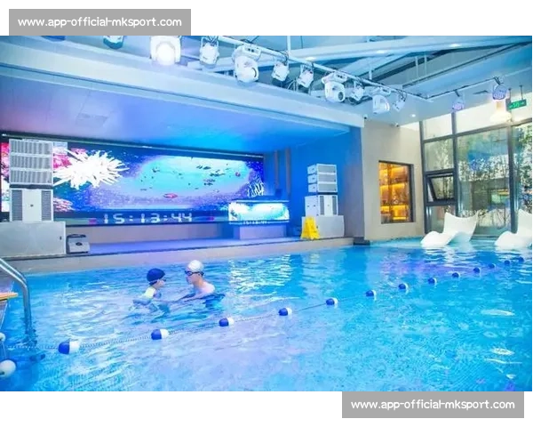 成都公司爆改泳池办公室：2 万元打造网红工位，深水区办公成职场新潮流