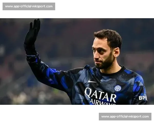 恰尔汗奥卢亲赴国米谈判！加拉塔萨雷求购中场核心，转会费分歧达 2500 万