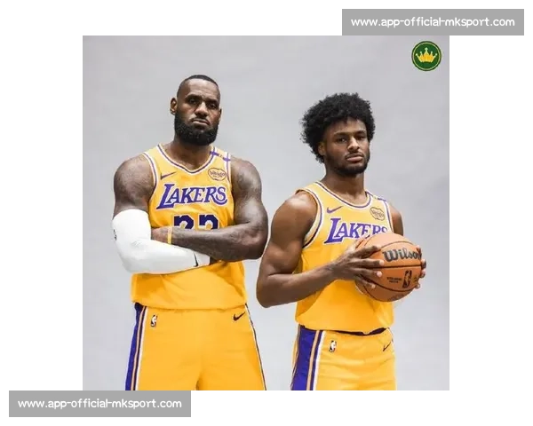 詹姆斯转发布朗尼扣篮训练：父子齐力见证成长！