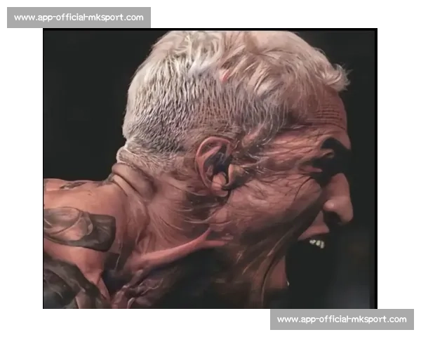 托普里亚 2 分 32 秒弑神！UFC 轻量级王座易主，奥利维拉王朝彻底终结