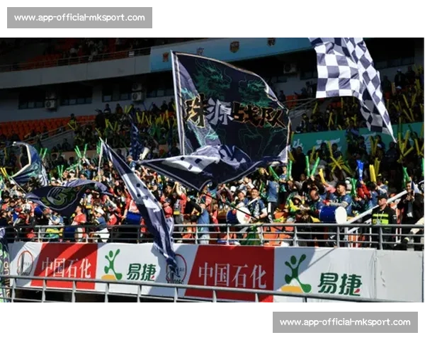 南京球迷 “人走场净” 赛场内外皆风景